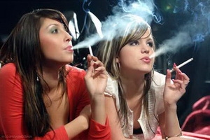 Исследование: женщины курят из-за стресса, а мужчины - от удовольствия