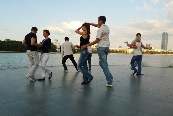 По вечерам екатеринбуржцы танцуют под открытым небом