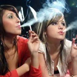 Исследование: женщины курят из-за стресса, а мужчины - от удовольствия