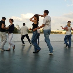 По вечерам екатеринбуржцы танцуют под открытым небом