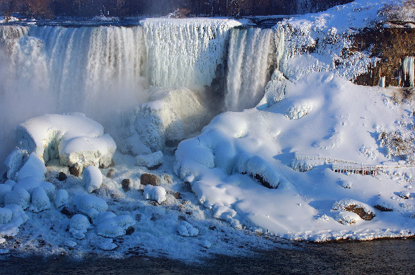 Ниагарский водопад покрылся льдом