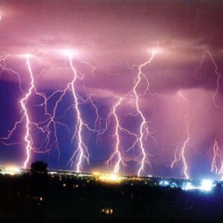 Учёные научились управлять молнией и дождём с помощью лазеров
